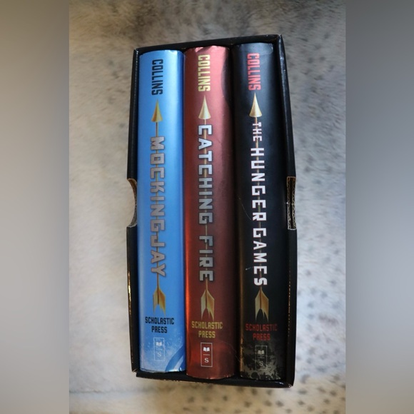 The Hunger Games Trilogy Hard Cover Box Set. Written by Suzanne Collins - Picture 2 of 15